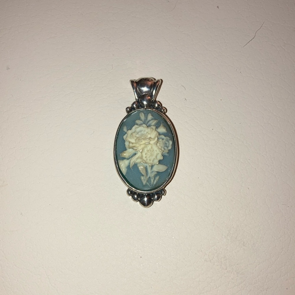 Sterling Cameo Floral Pendant & 17in Sterling Silver Chain EUC - Picture 4 of 6